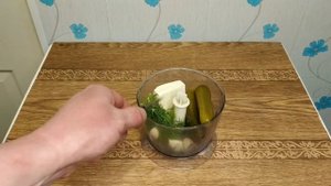 Закуска из плавленного сыра и маринованных огурцов