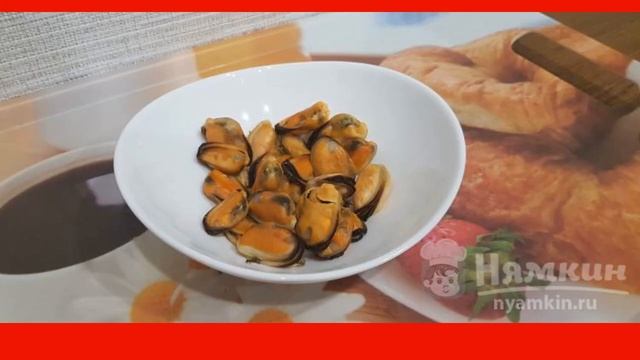 Trout, mussels, Peking cabbage and raw mozzarella salad смотреть онлайн