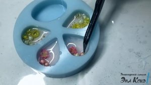 Могут быть как кулоны так и серьги из эпоксидной смолы