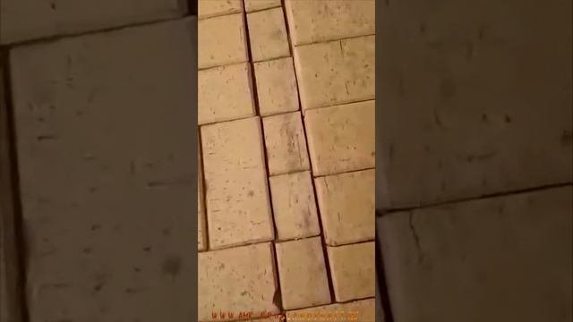 Растрескивание тротуарной брусчатки,деформация мощения из за неправильной укладки  мастером.