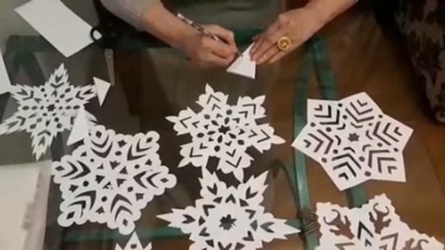 Как вырезать снежинки из бумаги. Панно из снежинок.