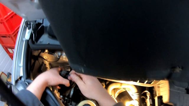 Wymiana filtra paliwa- Renault Trafic-Vivaro смотреть онлайн