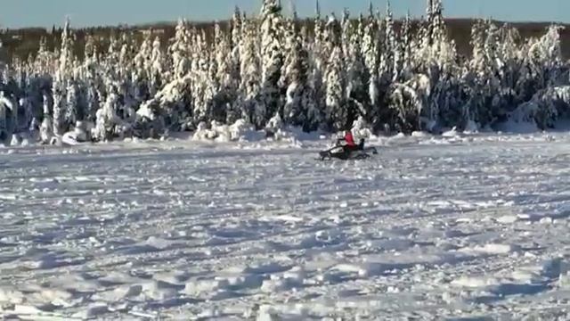 driving snowmobile on frozen lake Alaska поездка на снегоходах по замерзшему озеру смотреть онлайн