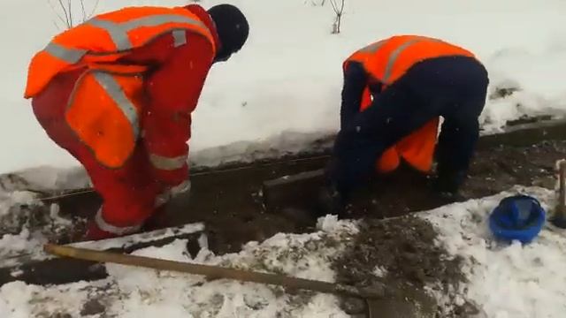Укладка брусчатки в снегопад возмутила жителей Уральска смотреть онлайн