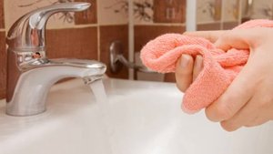 Как постирать кухонное полотенце в микроволновке