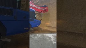 Самоходный кормосмеситель SILOKING  в работе