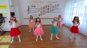 Младшая группа Образцового вокального ансамбля "Друзья". Песня "Розовый компот".