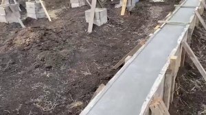 Заливаем бетоном опалубку под фундамент деревянного дома 9 х 9