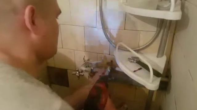 Замена кранбуксы в кране, устранение течи.