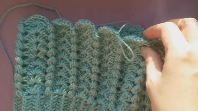 Теплая ажурная шапка со спиральками крючком смотреть онлайн