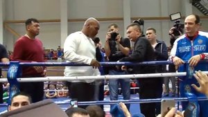 Наши корреспонденты смогли запечатлеть сразу двух звёзд мирового бокса – Костю Дзю и Майка Тайсона