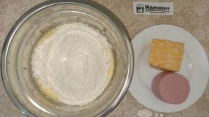 Мини пицца с колбасой и сыром в сэндвичнице в мультипекаре
