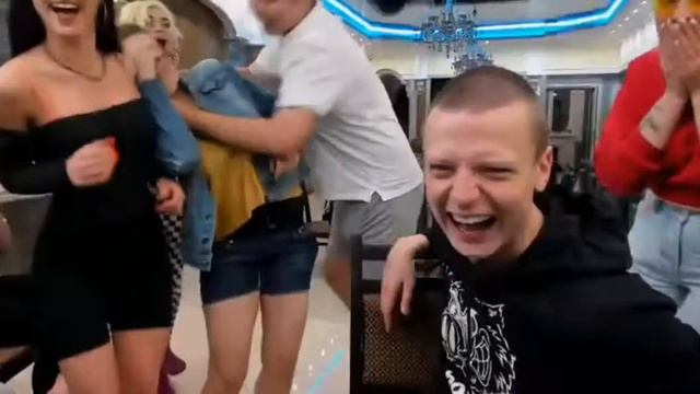 Мелстрой стримы/Mellstroy движ/бомжиха хочет Андрея /Облизала пупок/летний завоз смотреть онлайн