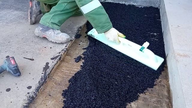 Укладка резинового покрытия (крошки).