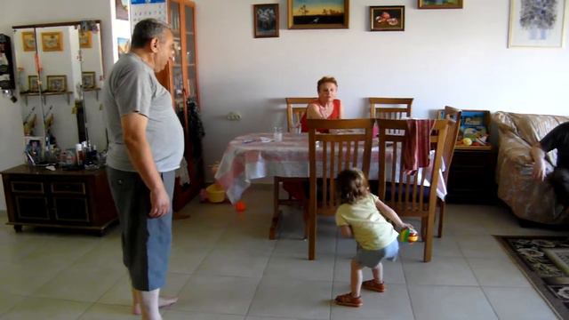 Мири с дедом играют в футбол - 1 смотреть онлайн