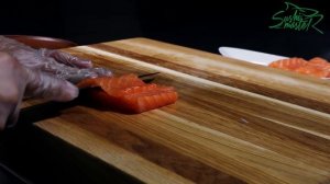 Как сделать нарезку лосося на ролл Филадельфия |  Нарезка на суши