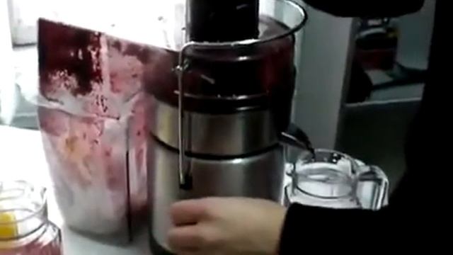 Получение свекольного сока с помощью соковыжималки Rotel Juice Master Professional смотреть онлайн