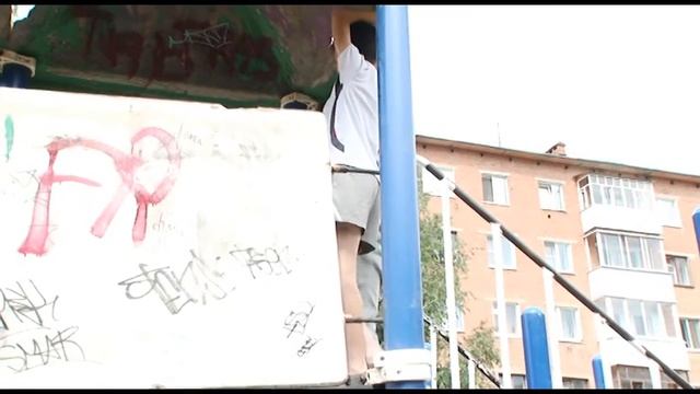 В Воткинске мальчик сломал руку на детской площадке смотреть онлайн