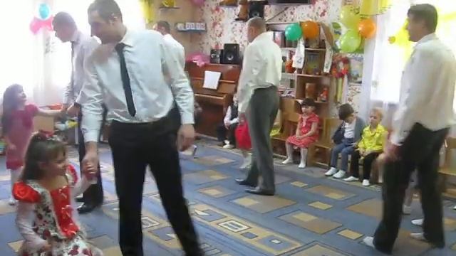 детский сад №88,утренник посвященный 8 марта,папы танцуют с дочурками смотреть онлайн