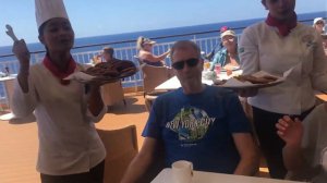 Веселые Филипинки Нас Развлекают на Круизном Корабле Norwegian Gem , Карибское Море. 4 марта 2020 г