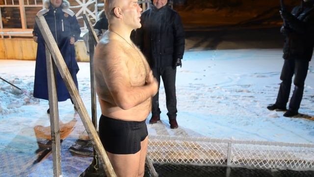 Николай Валуев купается в Енисее смотреть онлайн