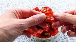 Вяленые помидоры. Красивые и ароматные вяленые томаты в масле с базиликом и чесноком