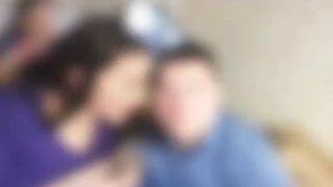 Он мой номер 1, моя половина.
Я за ним, за ним, люблю его так сильно.
Кто я без него, даже не мыслю