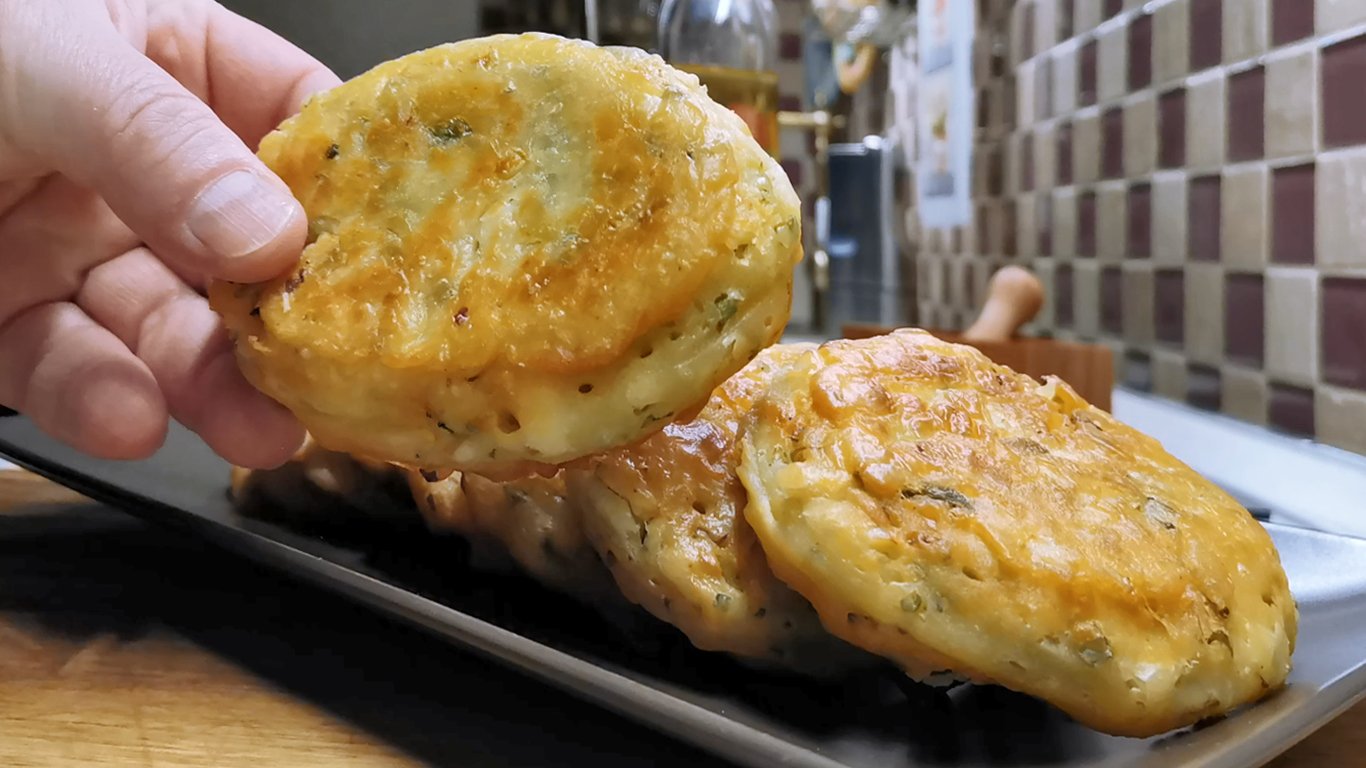 ЛЕНИВЫЕ ПИРОЖКИ на сковороде, по вкусу не уступают настоящим! Пышное тесто без дрожжей за 5 мин!.mp4