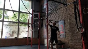 Вращение плеча наружу стоя с гантелей