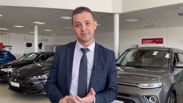 Менеджер автосалона. Продавец консультант автомобилей. Клиенты в автосалоне. Начальник отдела продаж фото. Менеджер автосалона.