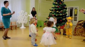 Танец с шишками Новогодний утренник в ясельной группе