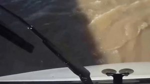 Машина упала с моста в речку. Пассажиры спокойны как удавы.