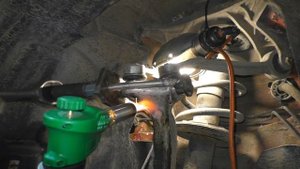 Ауди. Как выкрутить болт верхних рычагов подвески/How to remove the upper suspension arm bolt