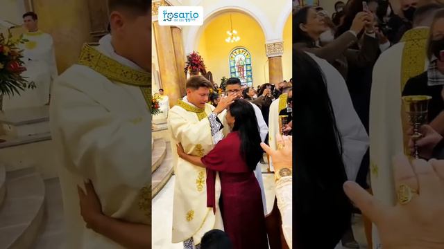 🚩VIDEO VIRAL 👉Sacerdote recién ordenado bendice a su madre emocionado