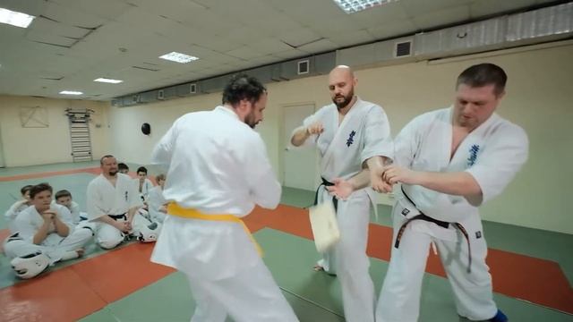 Как сочетают православие и каратэ в сюжете «Батюшка — каратист»