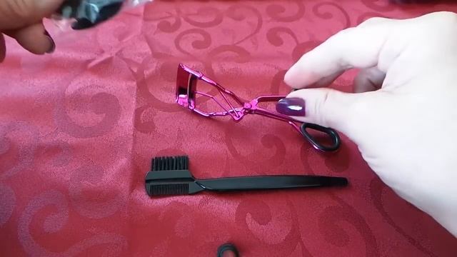 'Lookout Lashes' Eyelash Curler Kit with Mascara Shield Available on Amazon смотреть онлайн