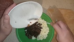 Зразы с грибами и яйцом, из смешанного фарша.