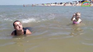 Лиза учится плавать /Как папа научил дочку плавать на канале Играйка #играйка  #семейныйканал