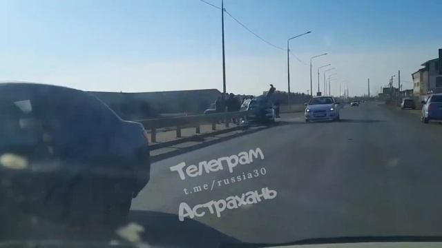 Мент не справился с управлением в Новоначалово Астраханской области и влетел в ограждение смотреть онлайн