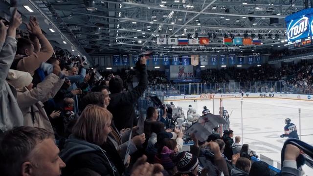 Антураж на матче «Торпедо» - «Амур»
