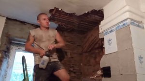 Начал демонтаж печи  Разбираю потолок