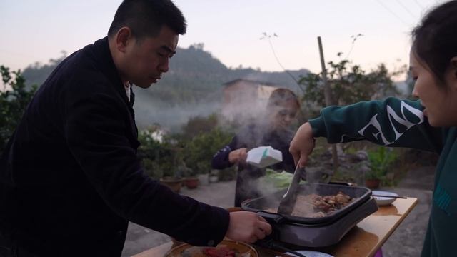 【超小厨】带小杨总吃烤肉，五花肉鸡翅牛排，配上大蒜+大葱，这才叫爷儿们！ смотреть онлайн