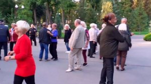 ДЕВОЧКА-УМНИЧКА! ТАНЦЫ В ПАРКЕ ГОРЬКОГО ХАРЬКОВ ПРИЯТНЫЕ ВОСПОМИНАНИЯ.mp4