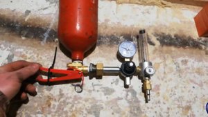 Углекислый газ для ИО из огнетушителя.