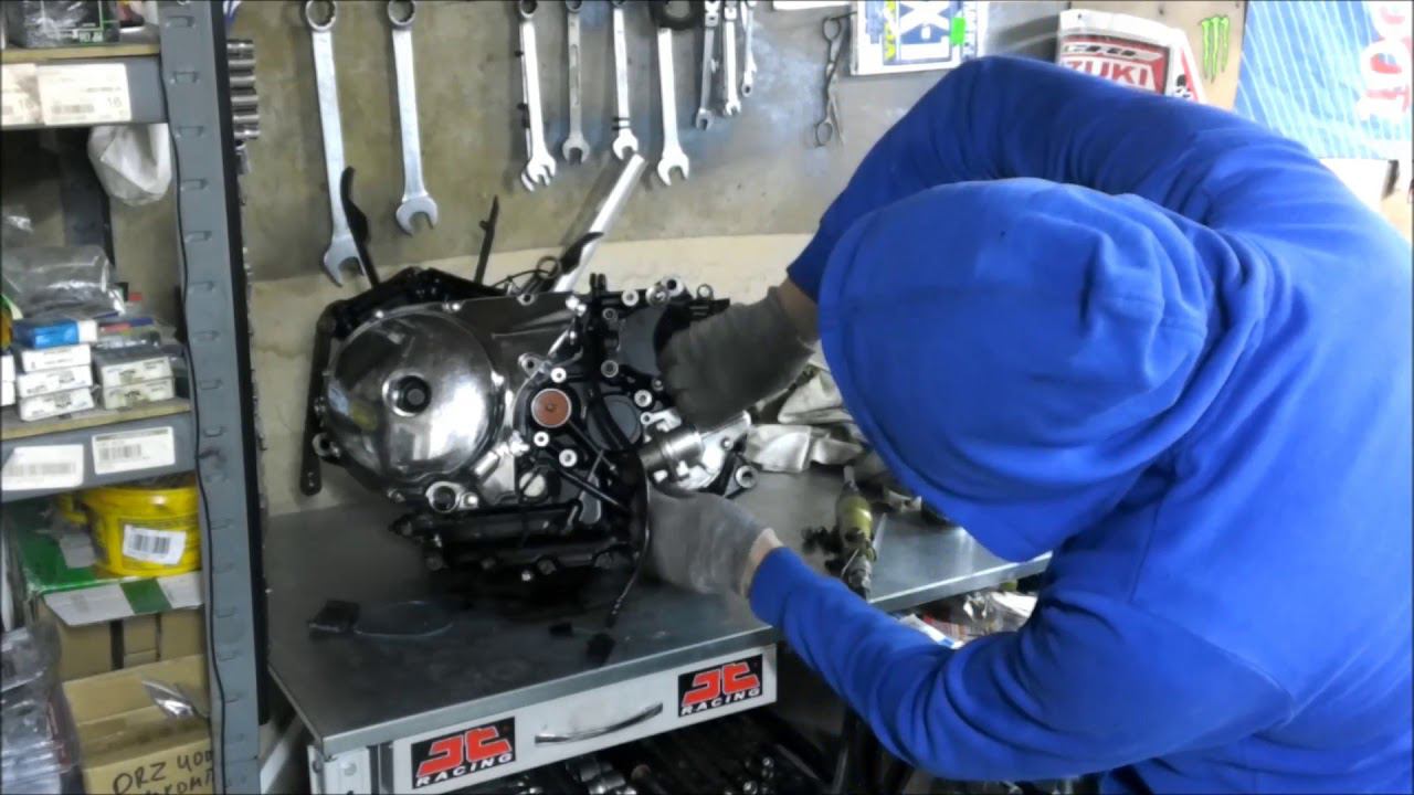 Ставим крышку генератора Suzuki VL800 смотреть онлайн