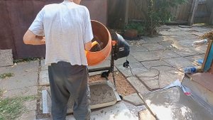 VID 20220830 115753 Раствор без гравия для отмостки в бетономешалке.