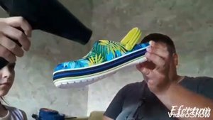 Увеличение crocs с помощью фена.
