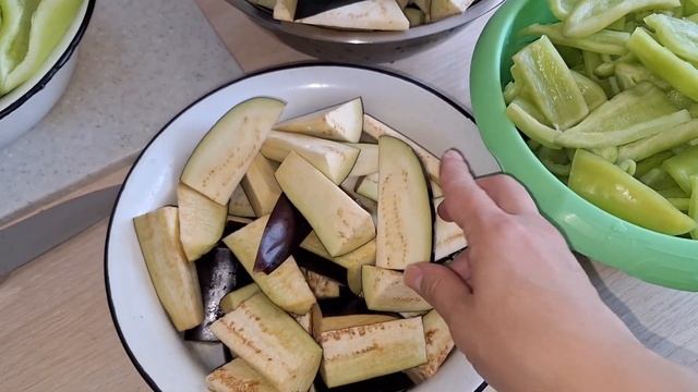 ЛЕЧО ИЗ БАКЛАЖАНОВ И ПЕРЦА. САМЫЙ ВКУСНЫЙ САЛАТ НА ЗИМУ. АВГУСТ 2023 смотреть онлайн