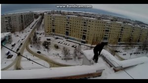 шок мужик упал с крыши!!!!!