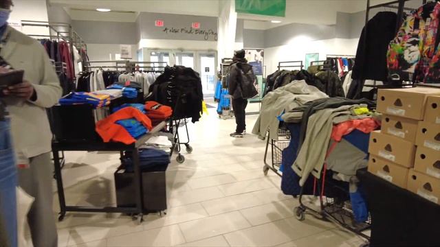 Woodbury Commons Premium Outlet Central Valley New York смотреть онлайн